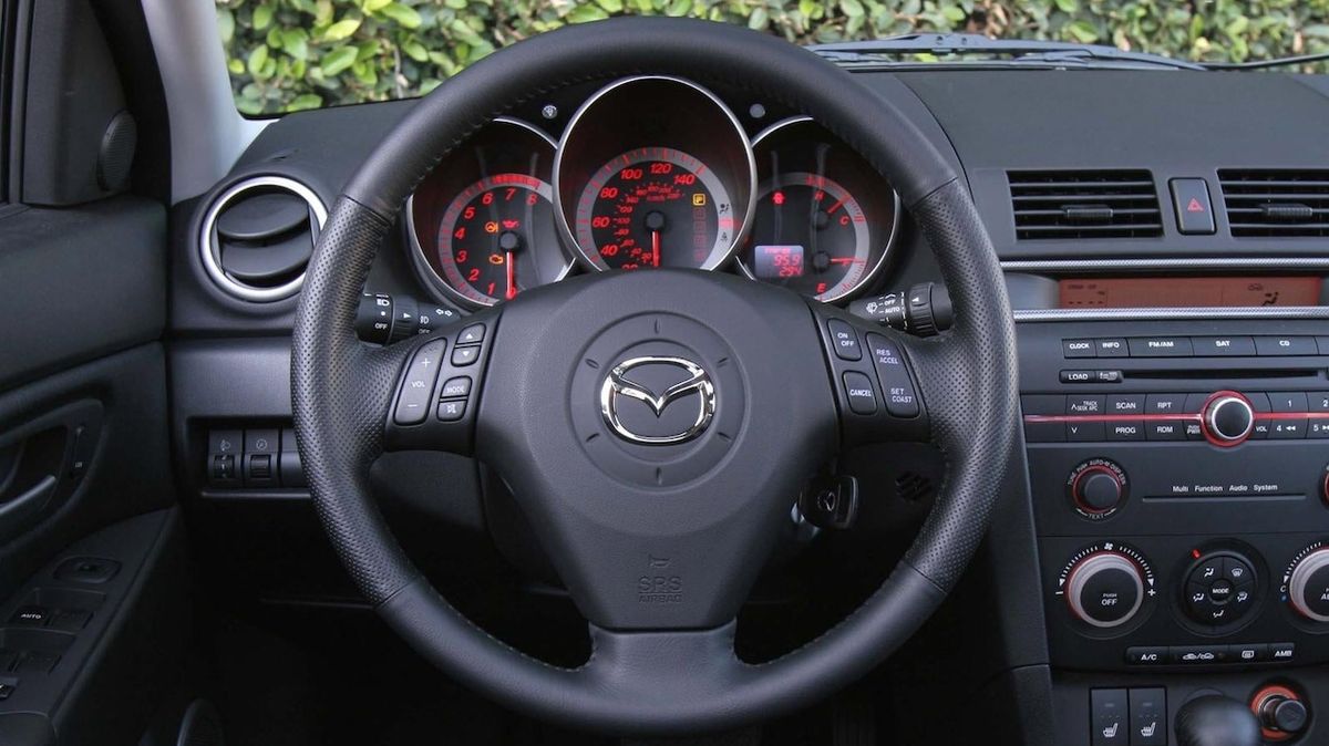 Logo na volantu může zranit posádku, Mazda kvůli tomu svolává 260 tisíc aut